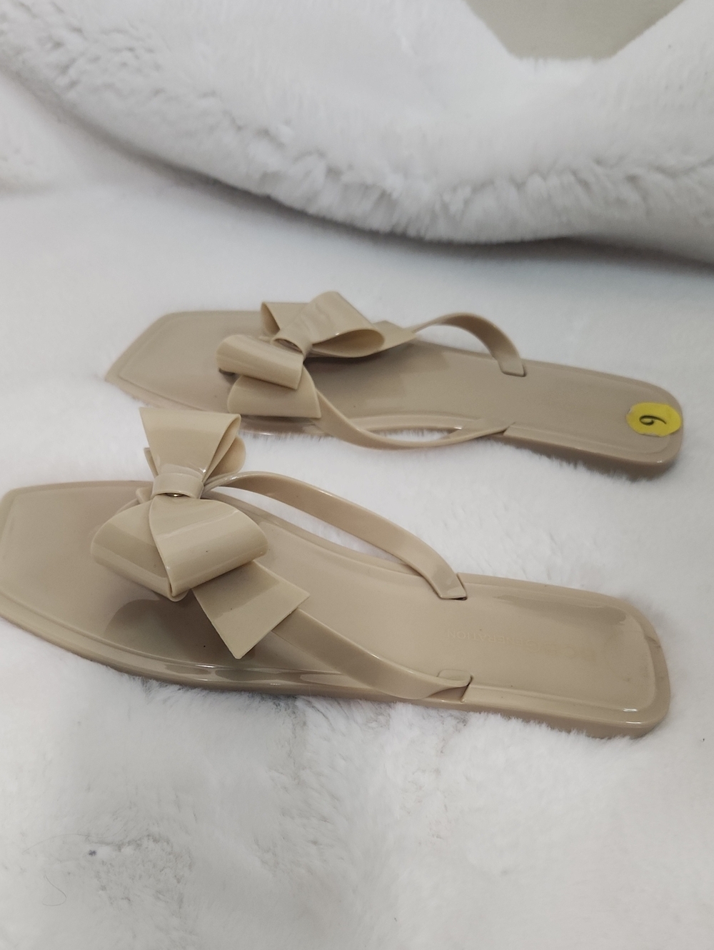 Women’s BCBG  Beige Bow Thong Jelly  Flip Flop Sandals. New